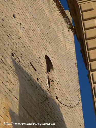 DETALLE DEL VANO EN ALTURA EN EL LIENZO ESTE